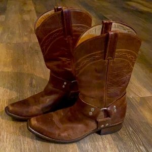 Men’s gorgeous leather boots, beautiful soft leather. Super cool. Seem 8.5.